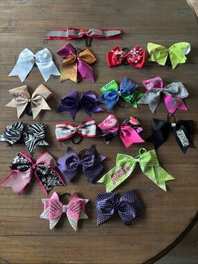 Bundle of 18 cheerleading bows